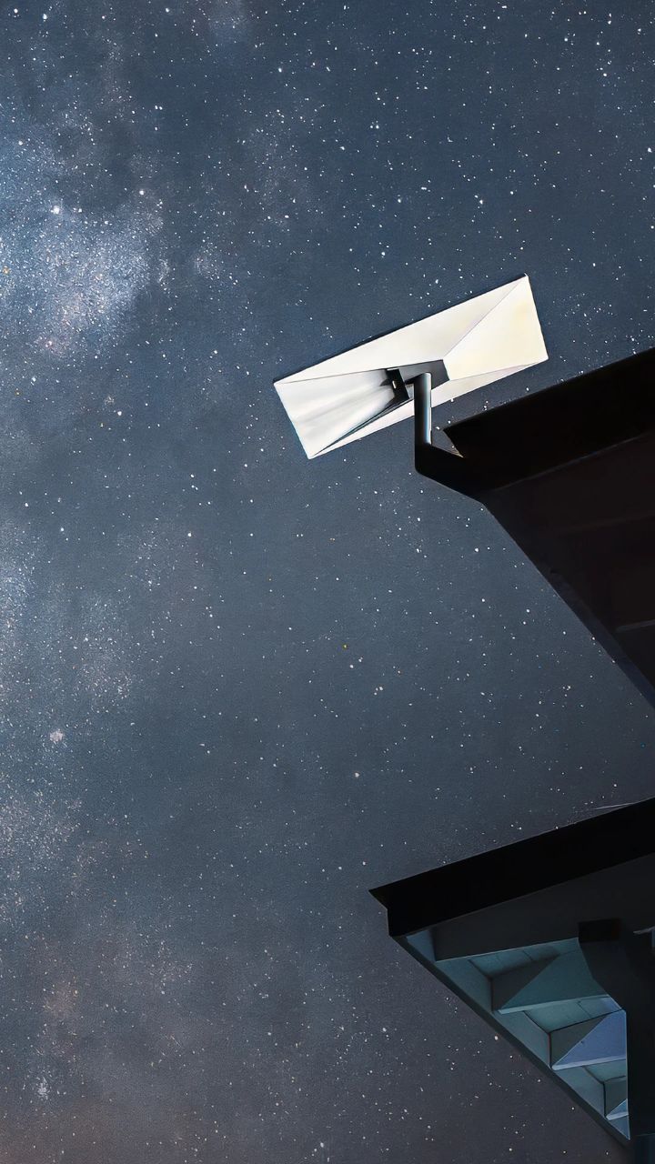 Antena Starlink apontada para céu estrelado
